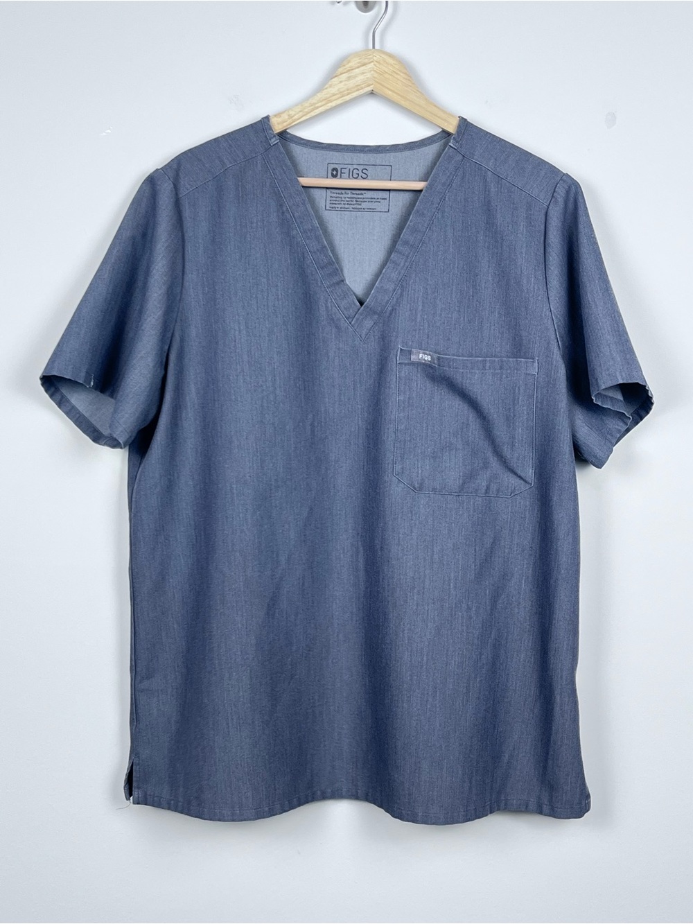 Figs Women's Catarina V-Neck One Pocket Scrub Top in Graphite FW1000 Size XL